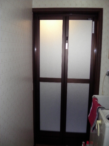 【東海店】浴室中折れドア交換して開閉が楽になりました。